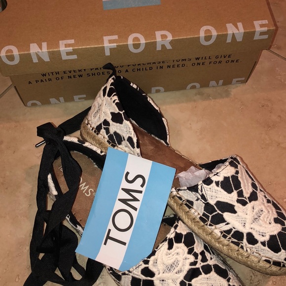 TOMS Womens Katalina Black Floral Lace Espadrilles - Picture 6 of 7
